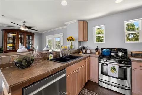 Kitchen - 2125 Puerto Del Mundo, Fallbrook, CA 92028 photo 3 of 5
