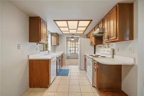 Kitchen - 1811 Woodbrook Ln, Fallbrook, CA 92028 photo 2 of 3