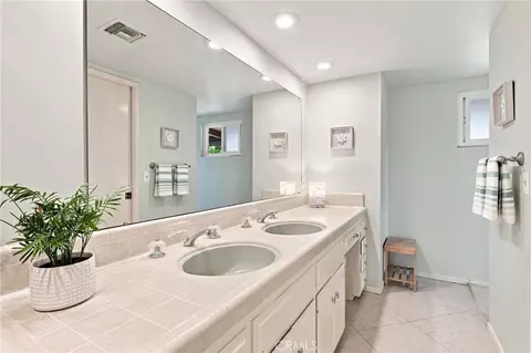 Bath - 1229 Via Sendero, Escondido, CA 92029 photo 1 of 5