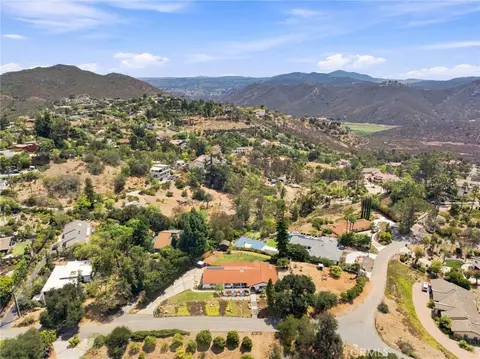 View/Area - 1229 Via Sendero, Escondido, CA 92029 photo 10 of 11