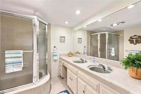 Bath - 1229 Via Sendero, Escondido, CA 92029 photo 4 of 5