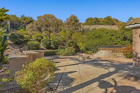 7325 Gabbiano Ln, Carlsbad, CA 92011