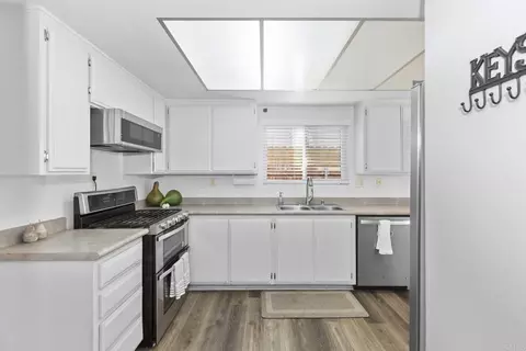 Kitchen - 839 Willow Tree Ln, Fallbrook, CA 92028 photo 2 of 2