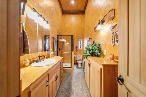 Bath - 129 Emilia Ln, Fallbrook, CA 92028 photo 1 of 6