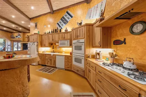 Kitchen - 129 Emilia Ln, Fallbrook, CA 92028 photo 3 of 4