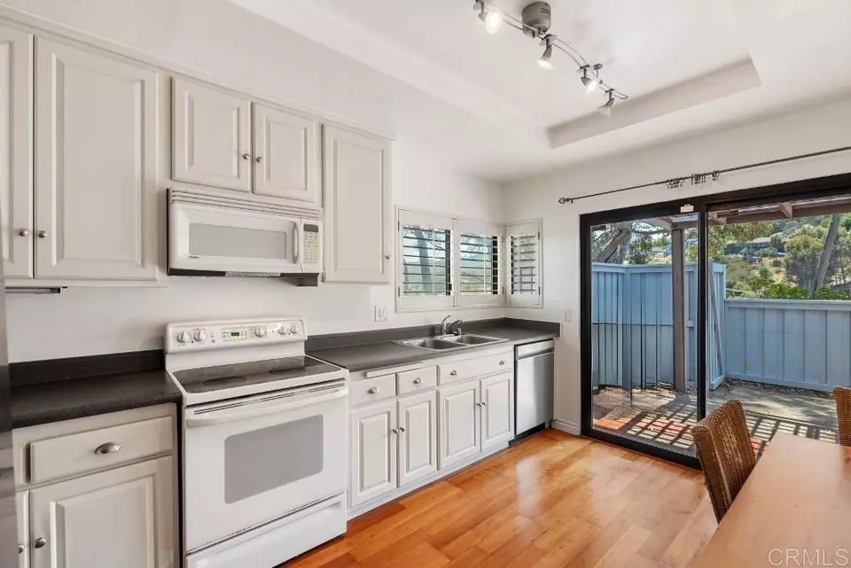 Kitchen - 8004 Caminito Gianna, La Jolla, CA 92037 photo 3 of 4