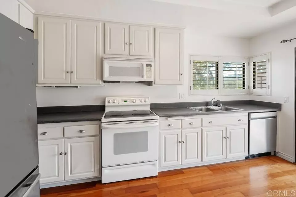 Kitchen - 8004 Caminito Gianna, La Jolla, CA 92037 photo 4 of 4