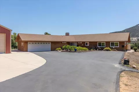 945 El Paseo, Vista, CA 92084