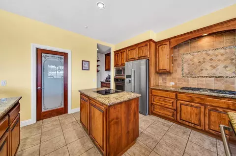 Kitchen - 40487 Rock Mountain Dr, Fallbrook, CA 92028 photo 5 of 9