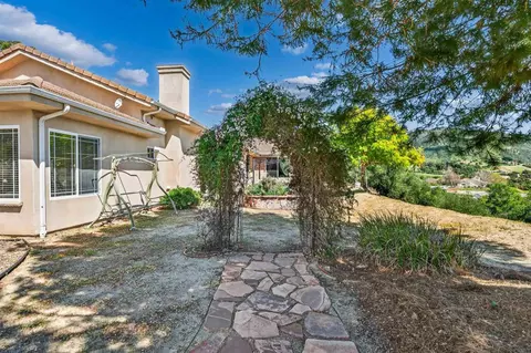 Exterior - 40487 Rock Mountain Dr, Fallbrook, CA 92028 photo 10 of 15