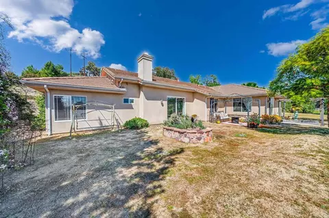 Exterior - 40487 Rock Mountain Dr, Fallbrook, CA 92028 photo 11 of 15