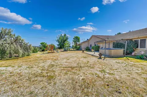 Exterior - 40487 Rock Mountain Dr, Fallbrook, CA 92028 photo 3 of 15