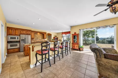Kitchen - 40487 Rock Mountain Dr, Fallbrook, CA 92028 photo 4 of 9