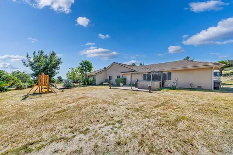 Exterior - 40487 Rock Mountain Dr, Fallbrook, CA 92028 photo 4 of 15