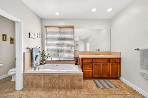 Bath - 40487 Rock Mountain Dr, Fallbrook, CA 92028 photo 2 of 4