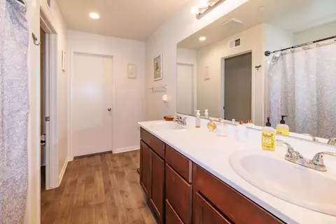Bath - 2402 Barbara St, Imperial, CA 92251 photo 2 of 4
