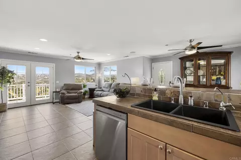Kitchen - 2125 Puerto Del Mundo, Fallbrook, CA 92028 photo 6 of 6