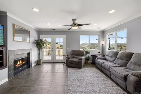 Living - 2125 Puerto Del Mundo, Fallbrook, CA 92028 photo 2 of 3