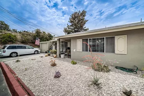 1037 Meadowlake Dr, Vista, CA 92084