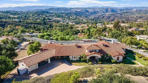 2155 Mil Sorpresas Dr, Fallbrook, CA 92028