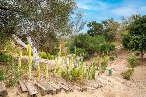 Exterior - 2719 Via Del Robles, Fallbrook, CA 92028 photo 11 of 15