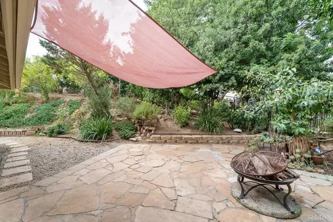 Exterior - 2719 Via Del Robles, Fallbrook, CA 92028 photo 9 of 15