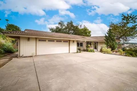 Exterior - 2719 Via Del Robles, Fallbrook, CA 92028 photo 2 of 15