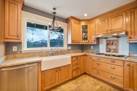Kitchen - 2719 Via Del Robles, Fallbrook, CA 92028 photo 5 of 7