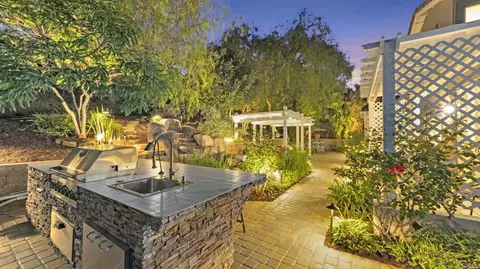 285 Oak Valley Ln, Escondido, CA 92027