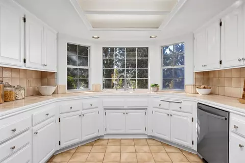 Kitchen - 1474 Via Encinos Dr, Fallbrook, CA 92028 photo 2 of 4