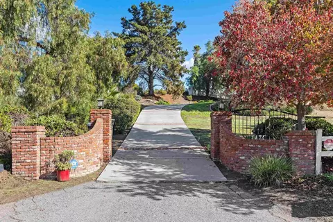Exterior - 1474 Via Encinos Dr, Fallbrook, CA 92028 photo 2 of 10
