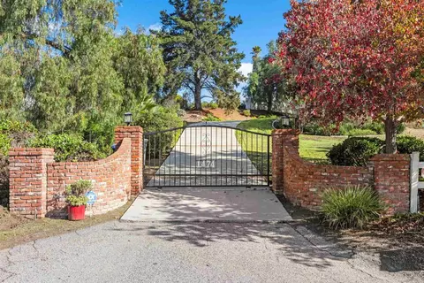 Exterior - 1474 Via Encinos Dr, Fallbrook, CA 92028 photo 1 of 10