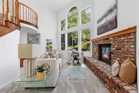 Living - 1474 Via Encinos Dr, Fallbrook, CA 92028 photo 2 of 3