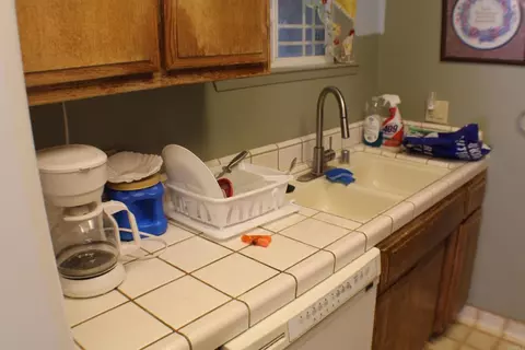 Kitchen - 23950 Jacaranda Dr, Tehachapi, CA 93561 photo 2 of 2