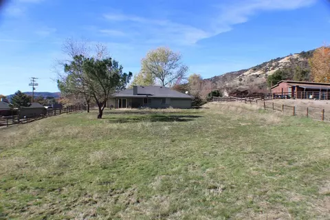 Exterior - 23950 Jacaranda Dr, Tehachapi, CA 93561 photo 8 of 9