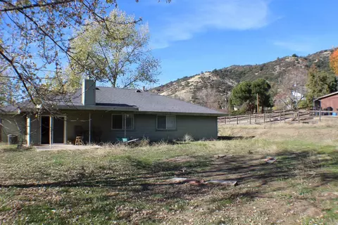 Exterior - 23950 Jacaranda Dr, Tehachapi, CA 93561 photo 6 of 9