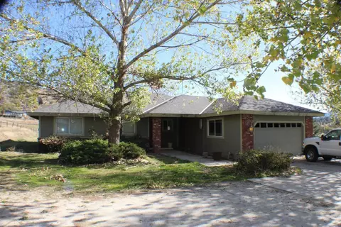 23950 Jacaranda Dr, Tehachapi, CA 93561