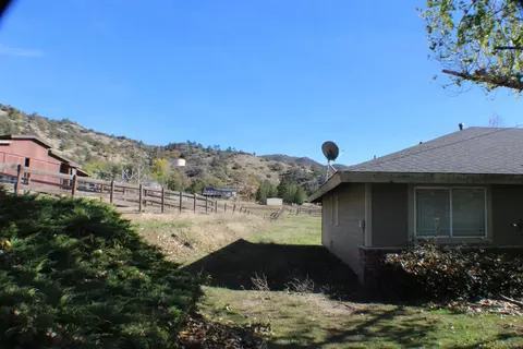 Exterior - 23950 Jacaranda Dr, Tehachapi, CA 93561 photo 2 of 9