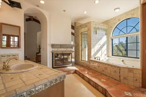 Bath - 3577 Stonegate Pl, Fallbrook, CA 92028 photo 5 of 7