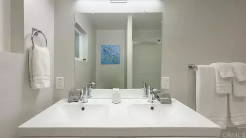 Bath - 215 N Vulcan Dr, Encinitas, CA 92024 photo 2 of 4
