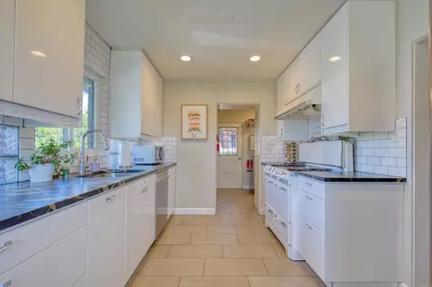 Kitchen - 215 N Vulcan Dr, Encinitas, CA 92024 photo 4 of 5