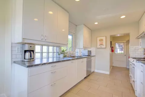 Kitchen - 215 N Vulcan Dr, Encinitas, CA 92024 photo 2 of 5