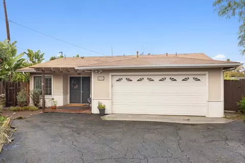 855 Rosemary Ln, Vista, CA 92081