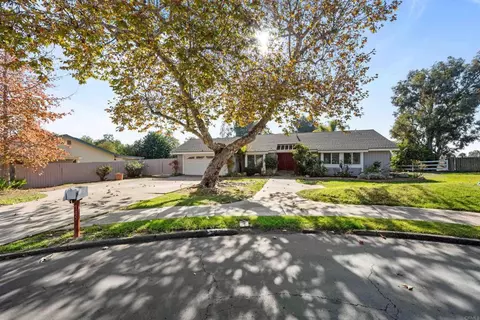 745 Black Hawk Cir, Vista, CA 92081