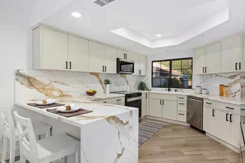 2533 Holly Valley Dr, Vista, CA 92084