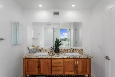 Bath - 2648 State Street Unit #E, Carlsbad, CA 92008 photo 3 of 4