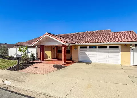 1554 W Country Club Ln, Escondido, CA 92026
