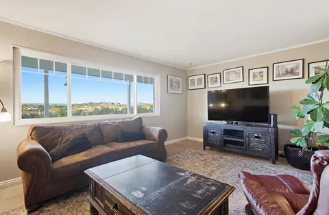 Living - 5012 Sleeping Indian Rd, Fallbrook, CA 92028 photo 7 of 9