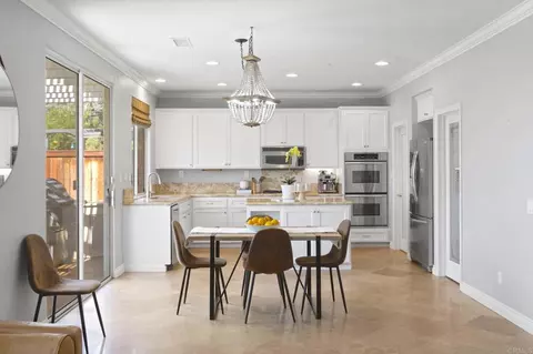 1979 Oxford Ct, Vista, CA 92081