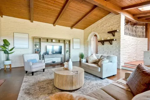 Living - 3149 Old Post Rd, Fallbrook, CA 92028 photo 2 of 5